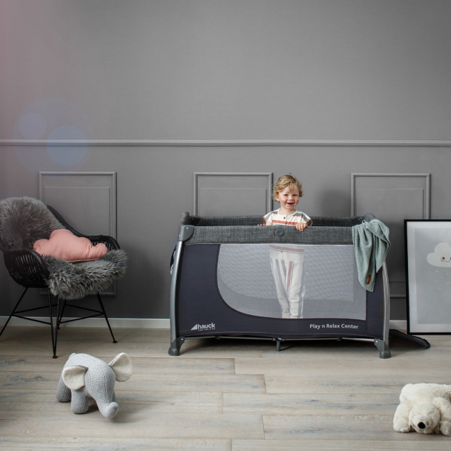 საბავშვო ორდონიანი საწოლ-მანეჟი Sleep’n Play Center საბურავებით და გამოსაცვლელი დაფით. ფერი: მუქი ნაცრისფერი